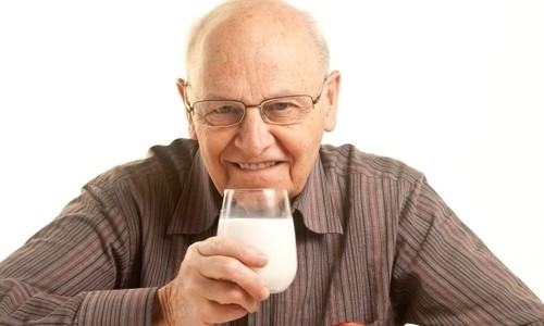 Anciano tomando leche